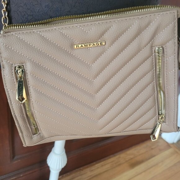 Rampage Beige Quilted Crossbody Bag With Gold Chain Strap Chevron Pattern & Zipp - Picture 2 of 8